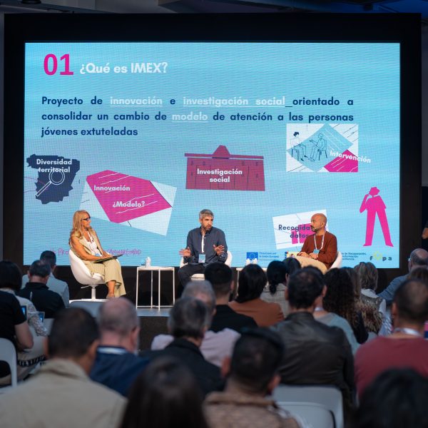 Vista del escenario de uno de los espacios de las jornadas IMEX. De izquierda a derecha, la subdirectora, el director y el secretario de Junta de FEPA, Paloma Garrido, Jordi Sàlvia y Juantxo Gil, respectivamente.