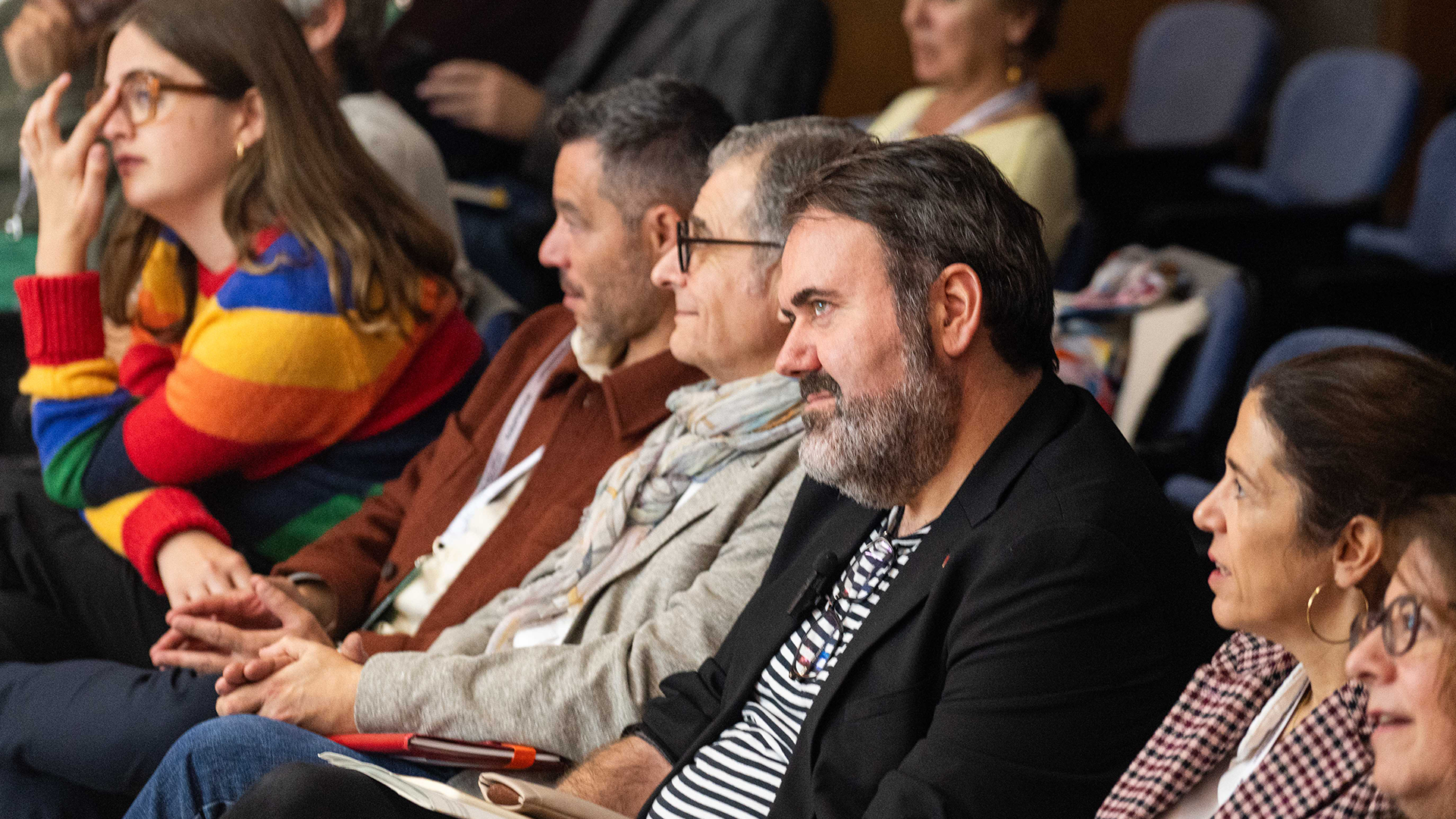 Fila cero de las jornadas. En la imagen se ve, de perfil, atentos al escenario, al Secretario de Estado de Juventud e Infancia, Rubén Pérez, flanqueado por el presidente y la vicepresidenta de FEPA, Ferran Rodríguez y Ester Muñoz, respectivamente.