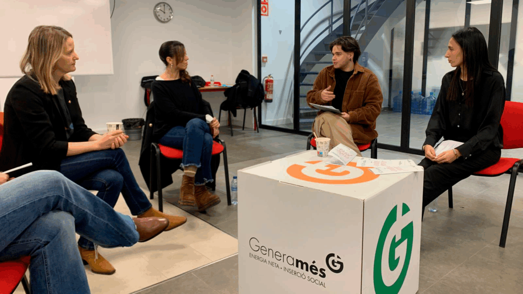 La consellera de Drets Socials i Inclusió i l'alcaldessa de Sabadell sentadas charlan con el equipo dinamizador de Entre Joves.