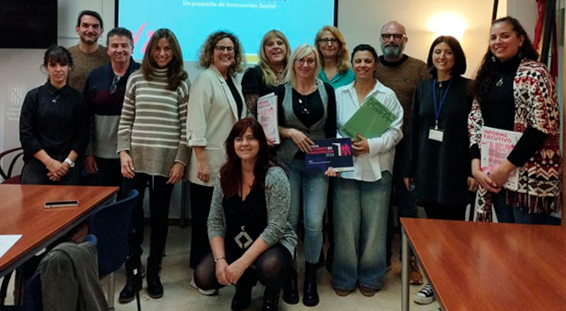 Posado de representantes de las entidades de FEPA en Baleares y parte del equipo técnico de la federativa en un aula.