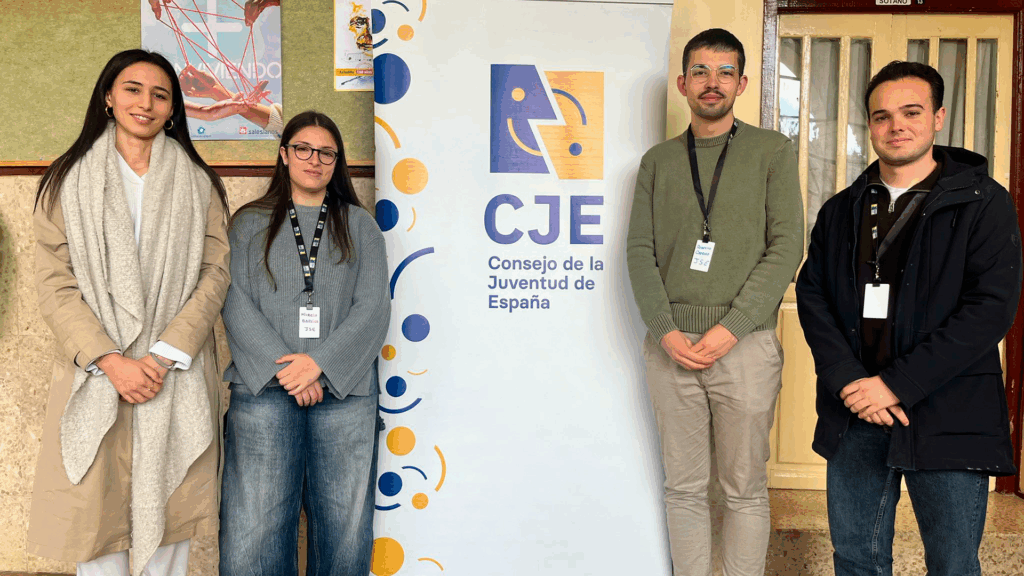 representantes de las cuatro entidades que suscribieron un acuerdo con el CJE posan a cámara ante un roll-up del CJE. Entre ellas, Romaisa Krima, en representación de FEPA.