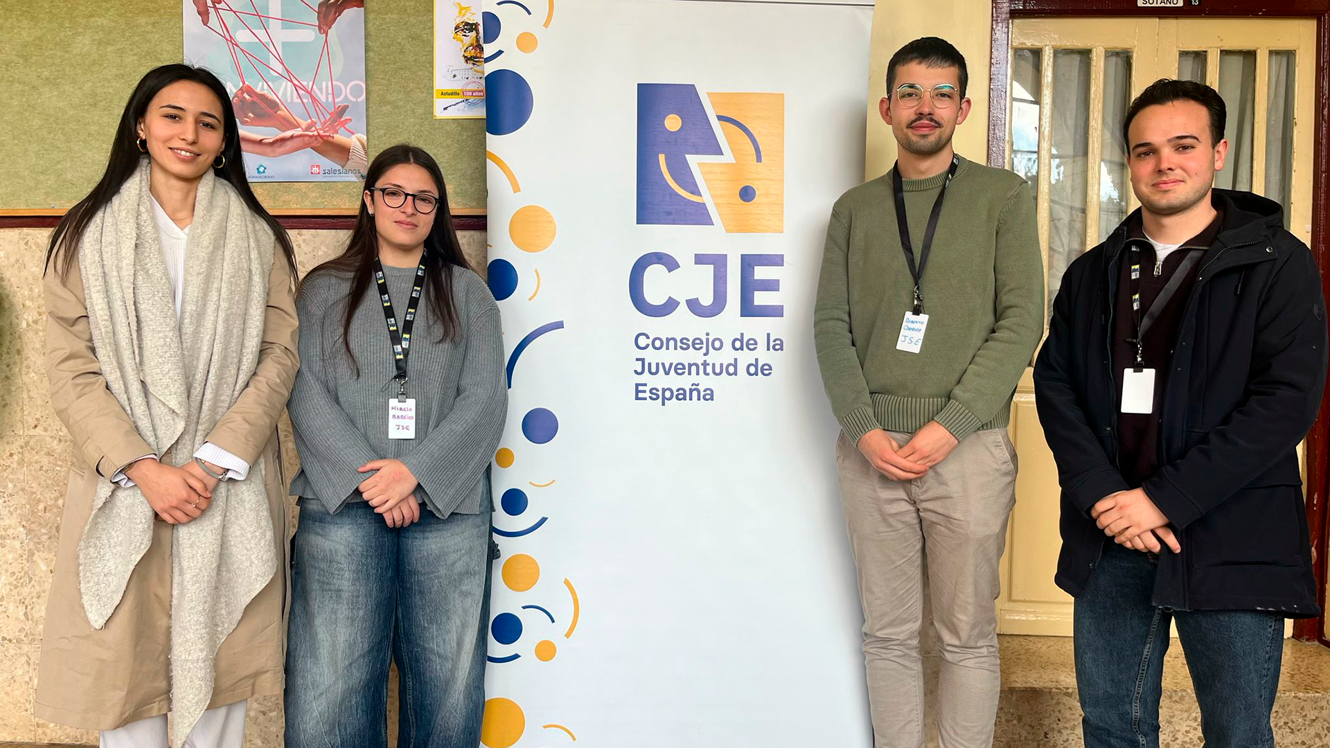 representantes de las cuatro entidades que suscribieron un acuerdo con el CJE posan a cámara ante un roll-up del CJE. Entre ellas, Romaisa Krima, en representación de FEPA.