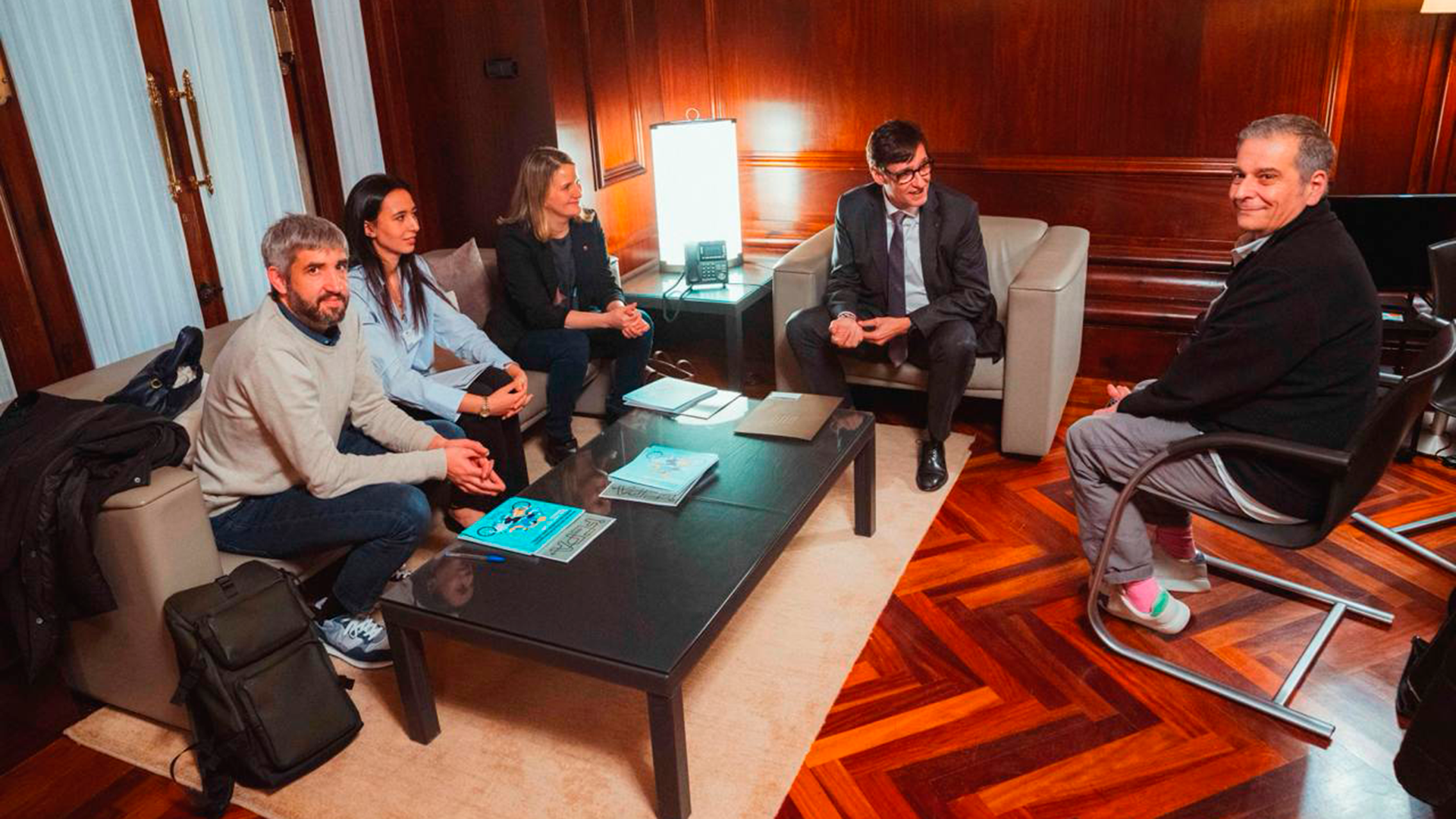 Trobada al Palau de la Generalitat entre el president Salvador Illa, la consellera de Drets Socials i Inlcusió, Mònica Martínez i una delegació de FEPA formada pel president i director, Ferran Rodríguez i Jordi Sàlvia, respectivament, i la dinamitzadora d'Entre Joves, Romaisa Krima.