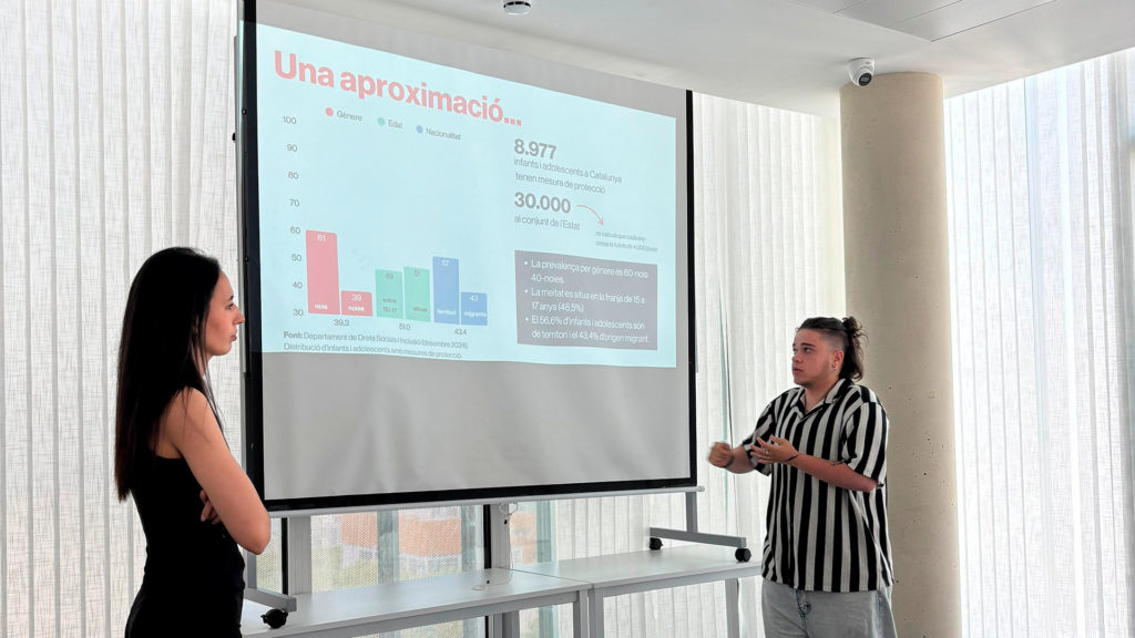 L'equip dinamitzador del projecte‘Entre Joves’ fa una xerrada de sensibilització a alumnat d'Integració Social i Educació Infantil.