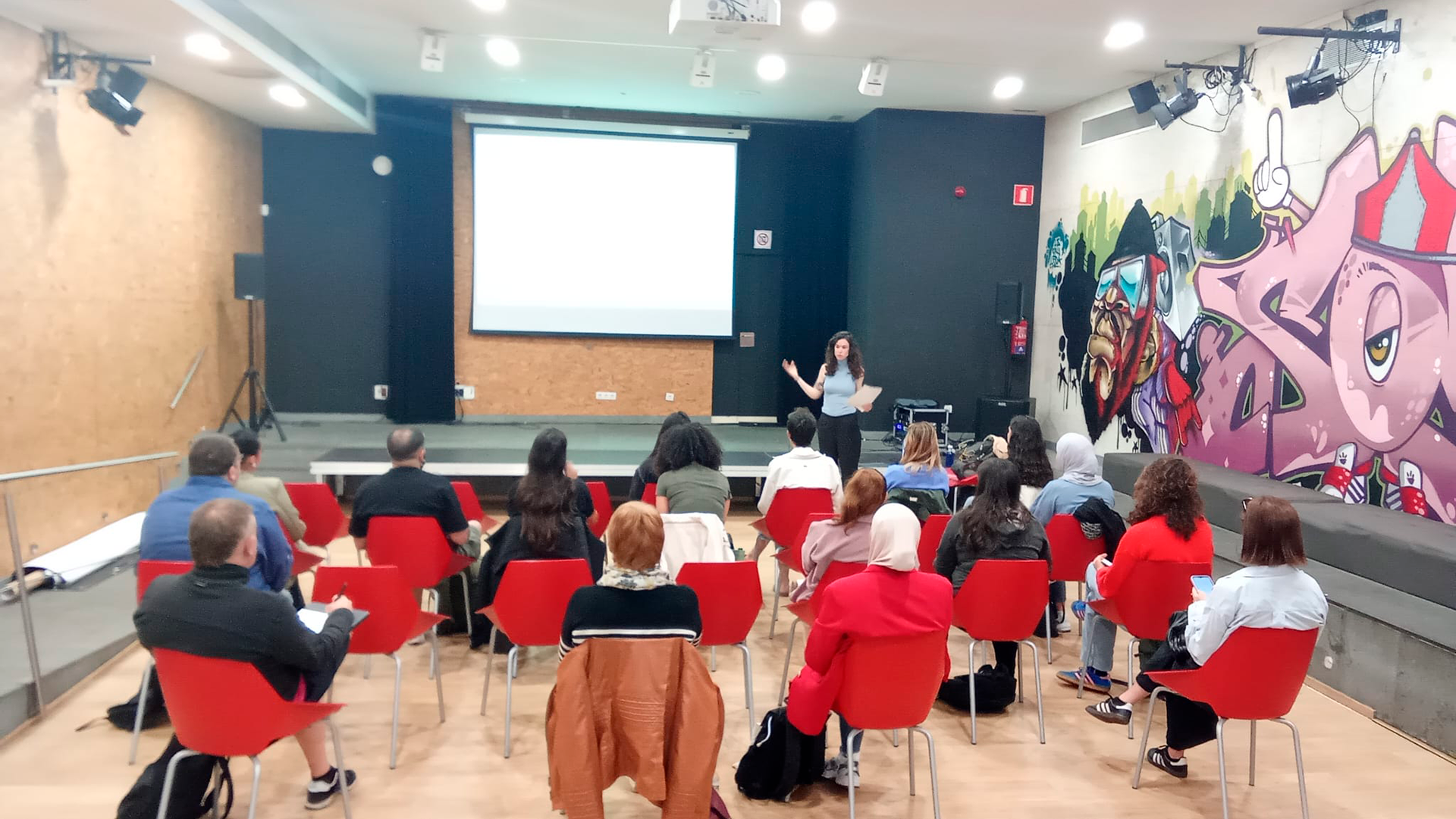 Cristina Citad, abogada y responsable del área jurídica de FEPA, imparte una formación sobre el nuevo reglamento de extranjería que entró en vigor en mayo de 2025.