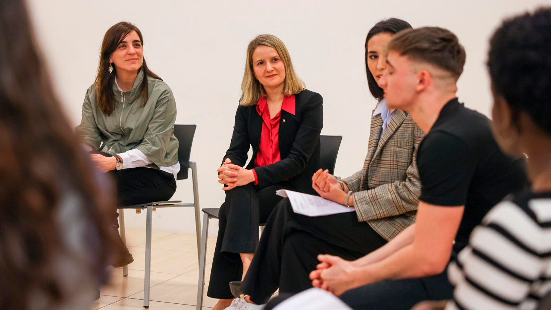 trobada en cercle entre una quinzena d'estudiants universitaris extutelats i les conselleres del departament de Drets Socials i Inclusió i Recerca i Universitats, Mònica Martínez Bravo i Núria Montserrat, respectivament.