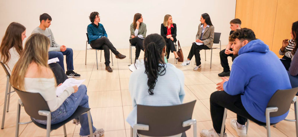 Un momento de la reunión que mantuvieron las conselleres de Drets Socials i Inclusió y Recerca i Universitats de la Generalitat con un grupo de jóvenes universaitarios extutelados en febrero de 2025 en la sede de la Universitat Pompeu Fabra de Barcelona.
