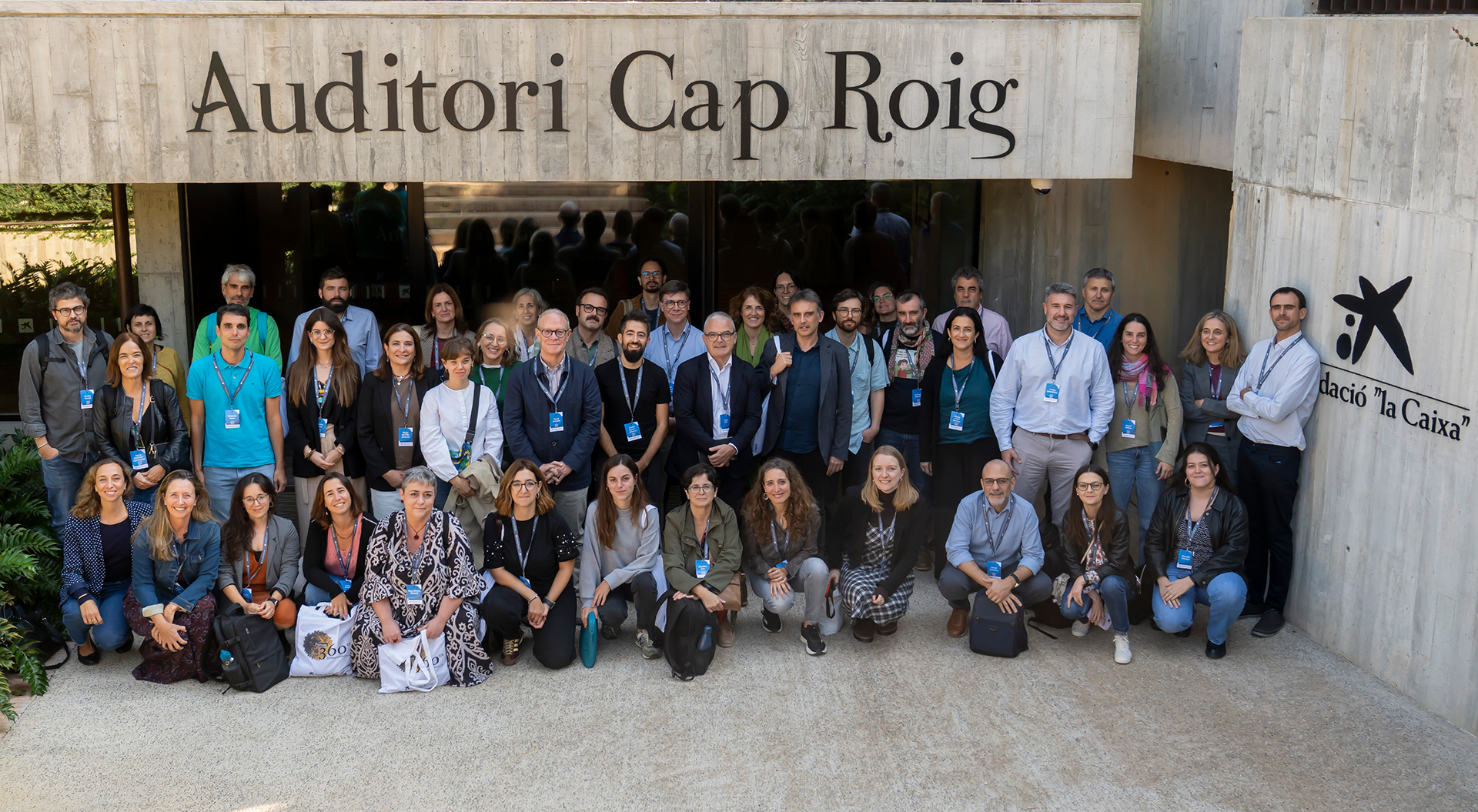 Posado a las puertas del Auditori Cap Roig de profesionales de los proyectos Conecta de Fundación la Caixa y muembros de Fundación .