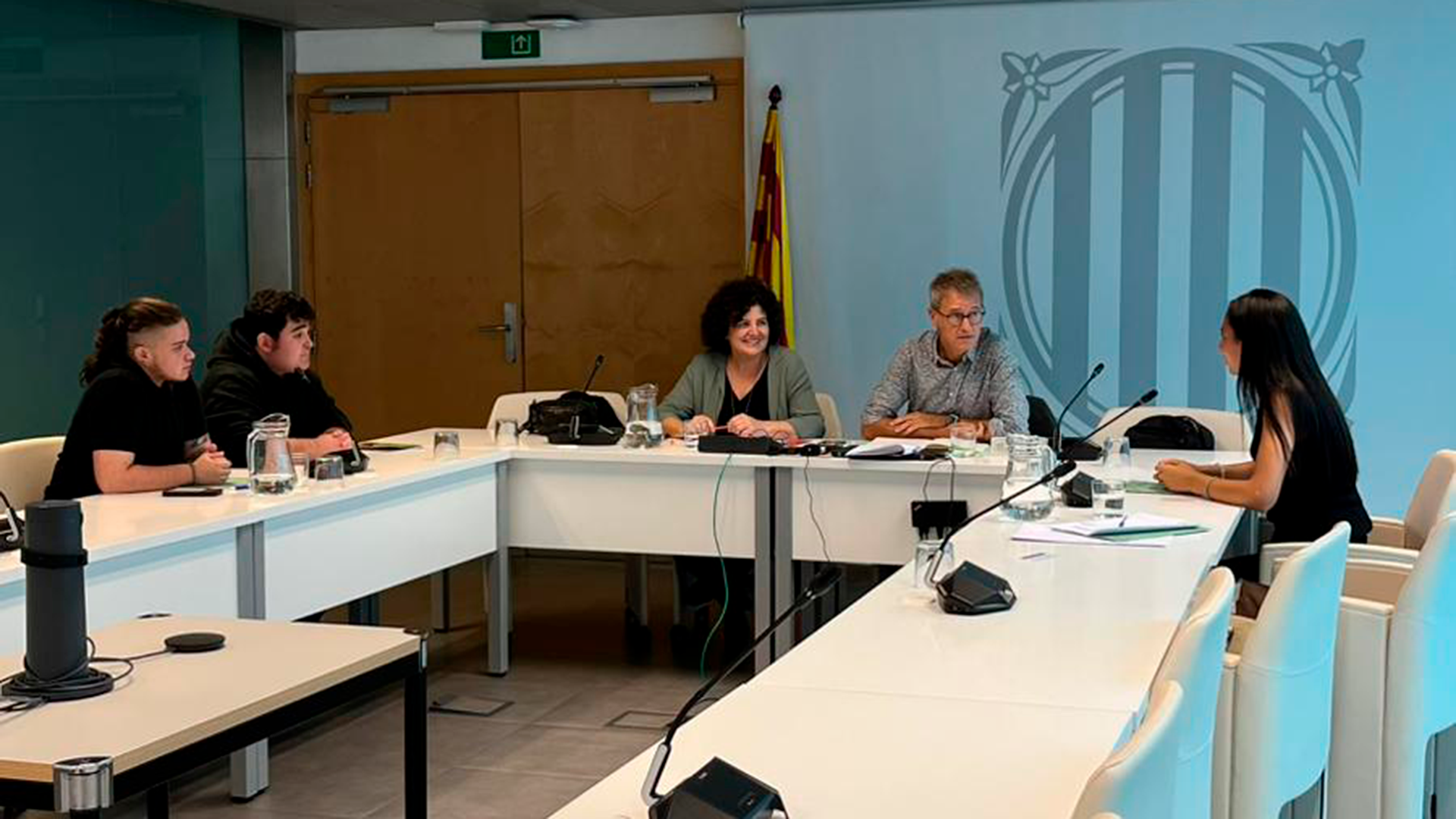 L'equip dinamitzador del projecte Entre Joves es troba amb el director general de la DGPPIA, JOsep Muñoz y amb la secretària de Cicles de Vida, Teresa Llorens.