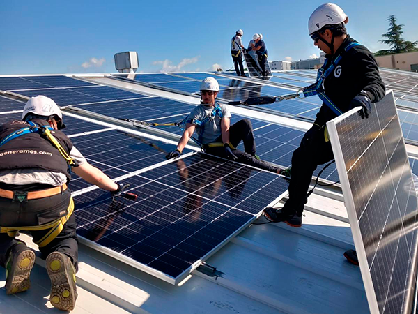 Un grupo de trabajadores pone placas solares.