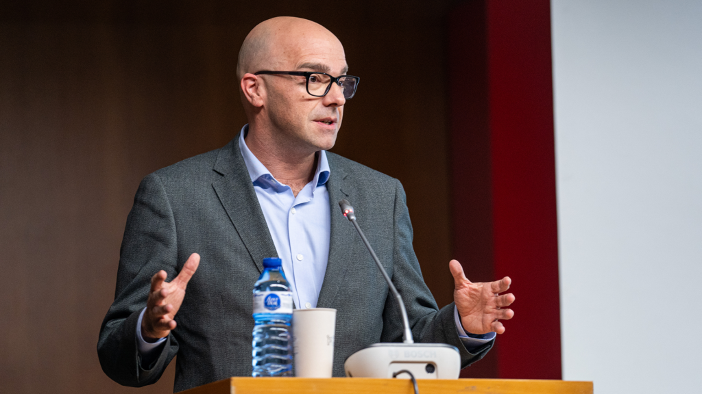 El secretario general de Drets Socials i Inclusió de la Generalitat de Catalunya, Raúl Moreno, durante el cierre de las jornadas, se dirige al público desde el atril.