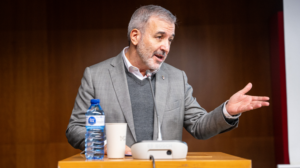 El alcalde de Barcelona, Jaume Collboni, durante el cierre de las jornadas, se dirige al público desde el atril.
