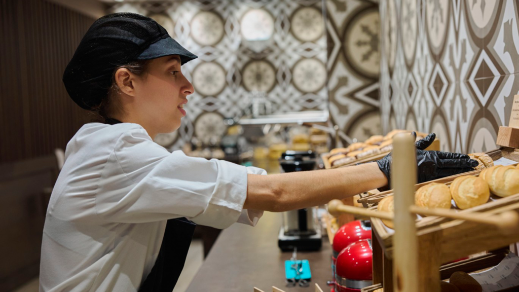 Una joven trabajando en una panadería.