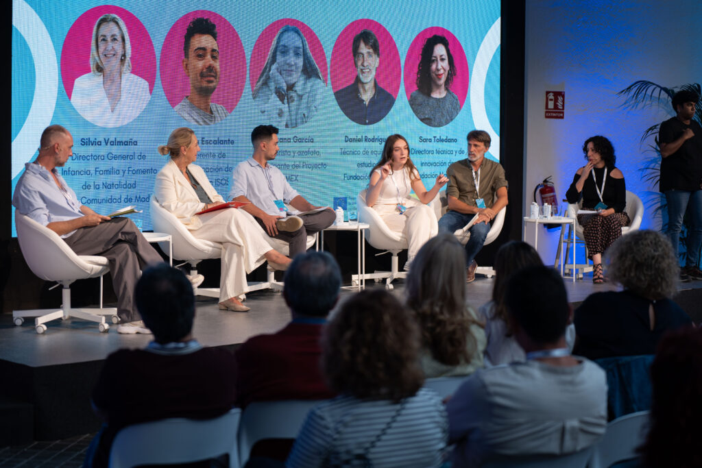 De izquierda a derecha, el director de intervención social de YMCA Madrid, Davide Bombassei; la DG de Infancia, Familia y Fomento de la Natalidad de la Comunidad de Madrid, Silvia Valmaña; el referente de emancipación de Fundación ISOS, Adrián Escalante; la interiorista y azafata, participante de IMEX, Rosana García; el técnico de equipo de estudios de Fundación FOESSA, Daniel Rodríguez, y la directora técnica y de innovación de la Fundación Manantial, Sara Toledano.