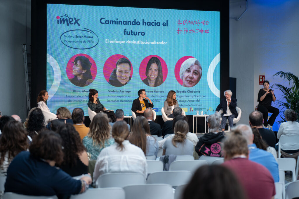 En la mesa 'Caminando hacia el futuro', moderada por Ester Muñoz, participaron la asesora de la Secretaria de Estado de Derechos Sociales Liliana Marcos; la jurista experta en Derechos Humanos, Violeta Assiego; la directora de Programas del GREC, Lorena Herrero y la Psicóloga clínica y Vocal del Consejo Asesor del Ministerio de Sanidad, Begoña Olabarría.