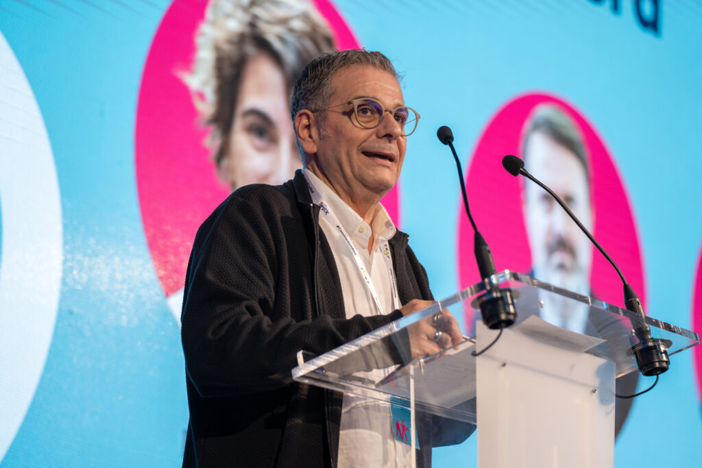 El presidente de FEPA, Ferran Rodríguez, durante el discurso de clausura, se dirige al público desde el atril.