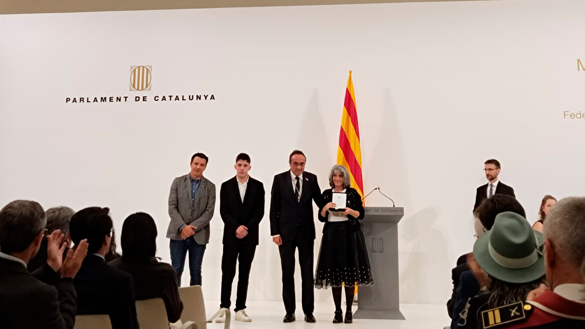 La esposa y los hijos de Enric Morist reciben la medalla de honor del parlament entregada por su presidente, Josep Rull.