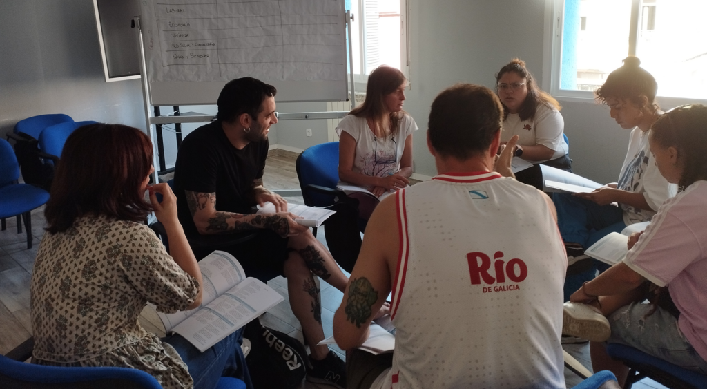 Grupo de profesionales en una de las sesiones de capacitación debatiendo.