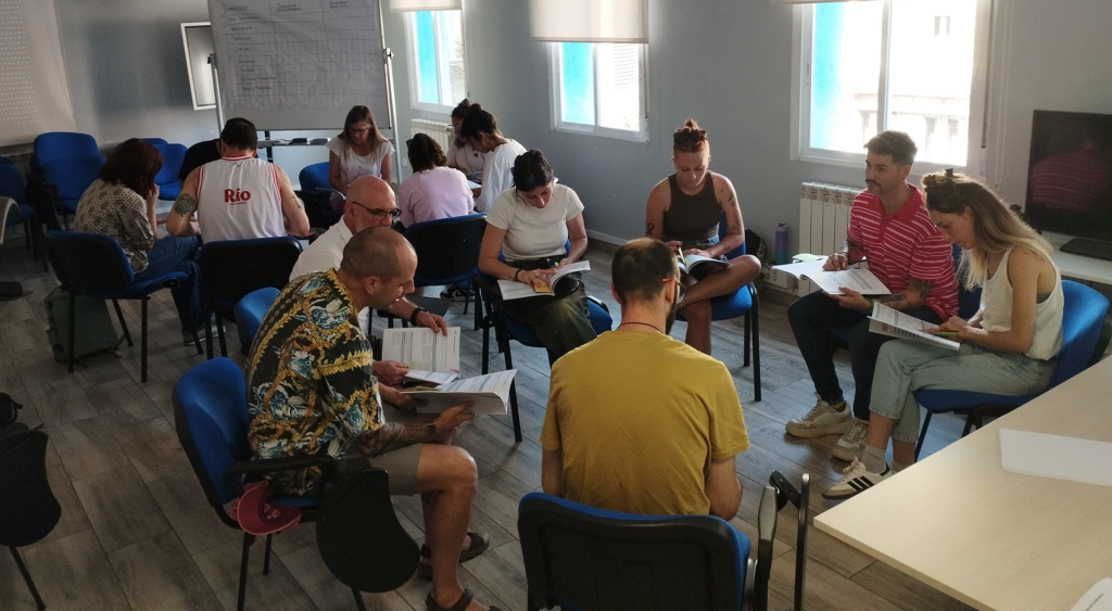 Profesionales del seminario trabajando en subgrupos en un aula.