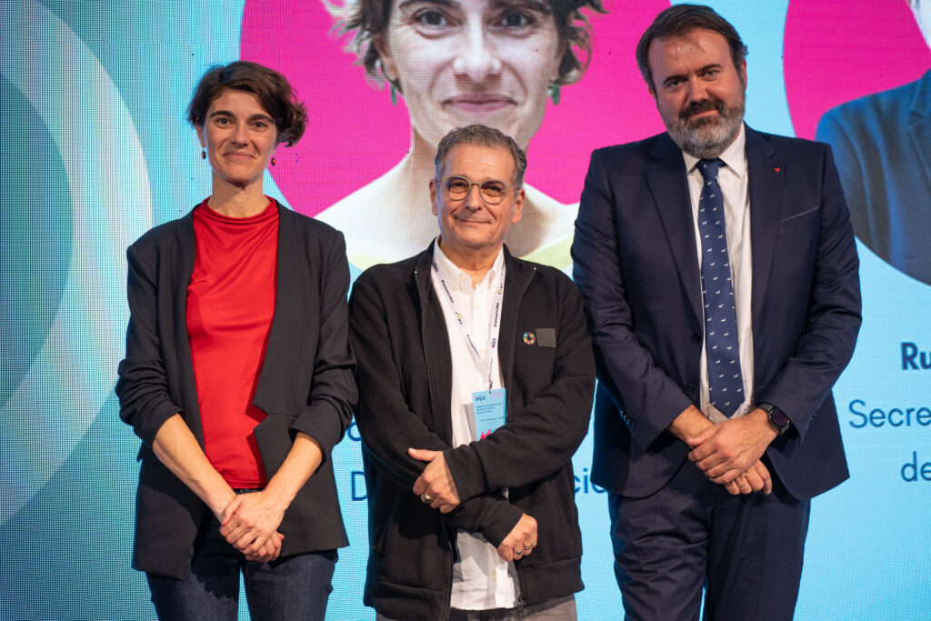 Imagen de las jornadas en las que se ve al presidente de FEPA, Ferran Rodríguez, flanqueado por los secretarios de Estado de Derechos Sociales y Juventud e Infancia, Rosa Martínez y Rubén Pérez, respectivamente.