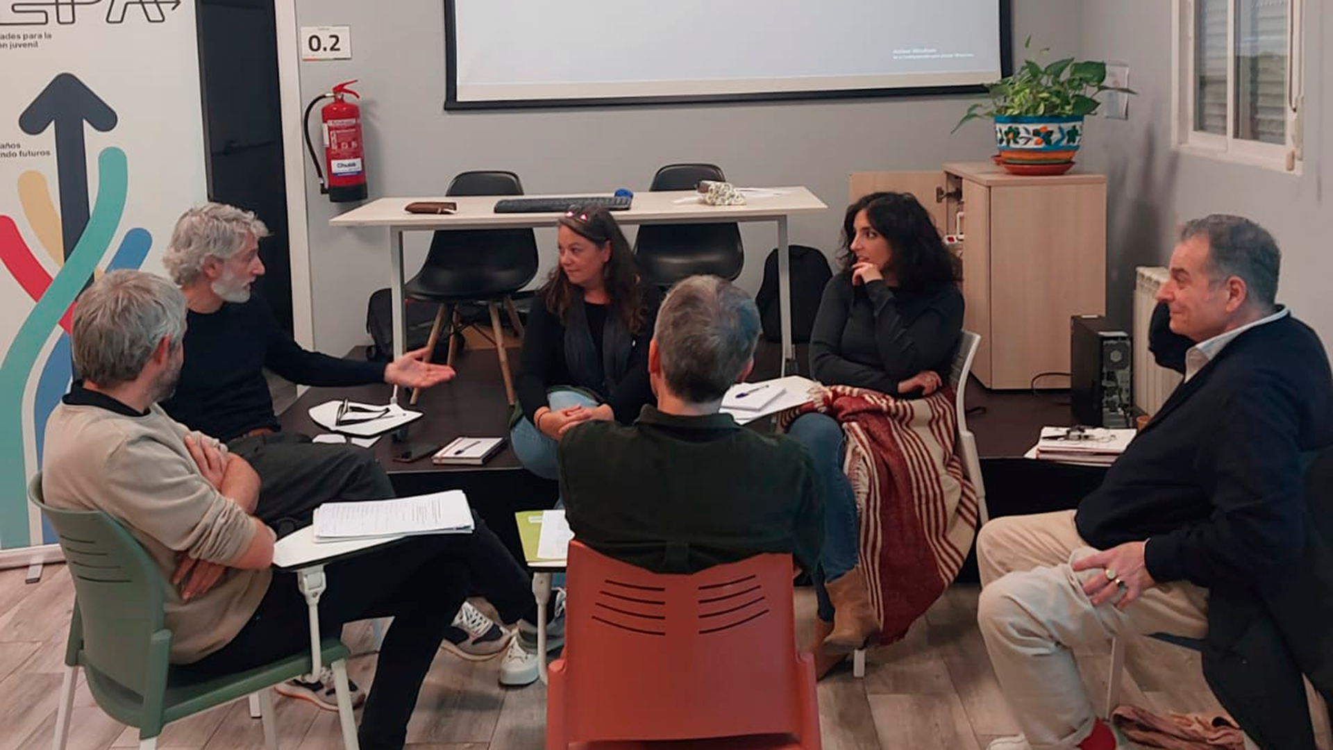 Seis profesionales vinculados a FEPA o sus entidades federadas, sentados en círculo en un aula, durante la Comisión Interterritorial organizada por FEPA.