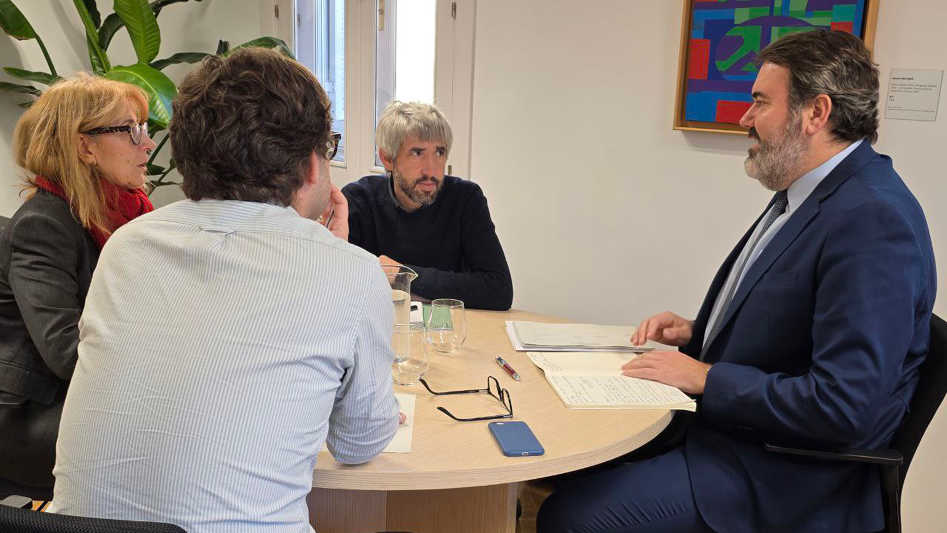 Reunión entre dos representantes de FEPA con el Secretario de Estado de Juventud e Infancia, Rubén Pérez y asesor.