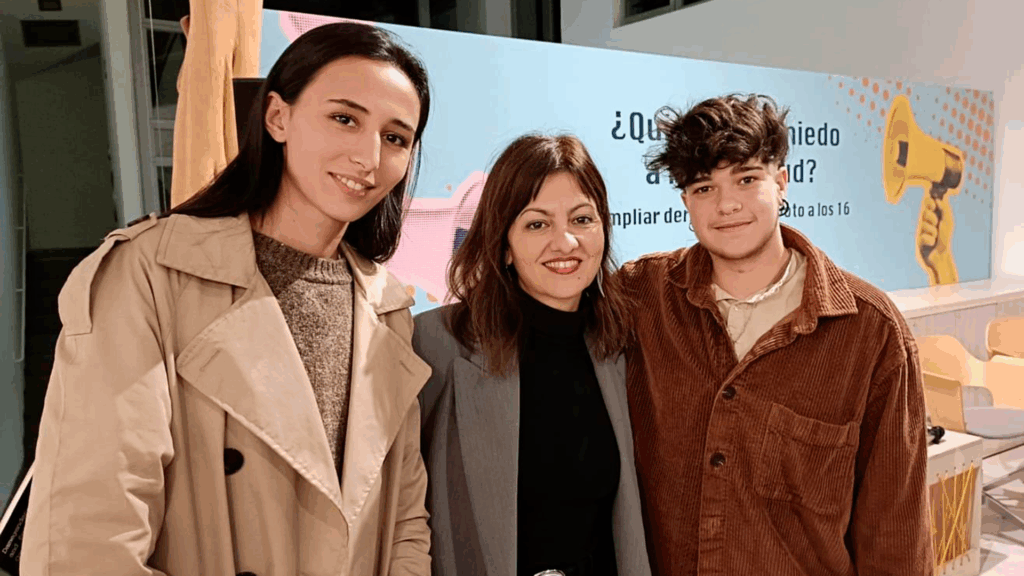 El equipo dinamizador de Entre Joves FEPA, Aslan Quesada y Romaisa Krima, junto a la Ministra de Juventud e Infancia, Sira Rego.