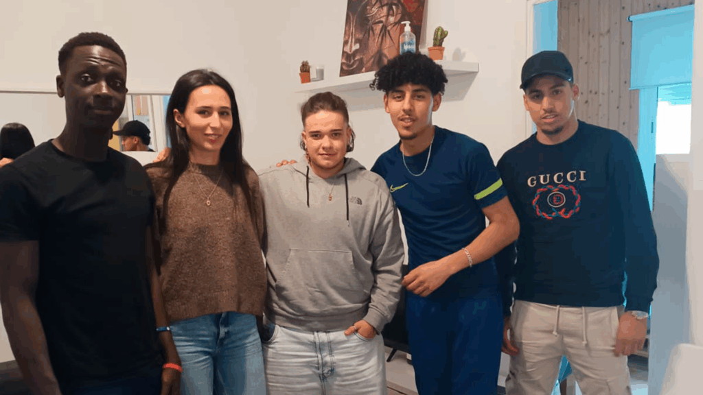 Un grupo de jóvenes extutelados posan junto al equipo dinamizador del proyecto Entre Joves.