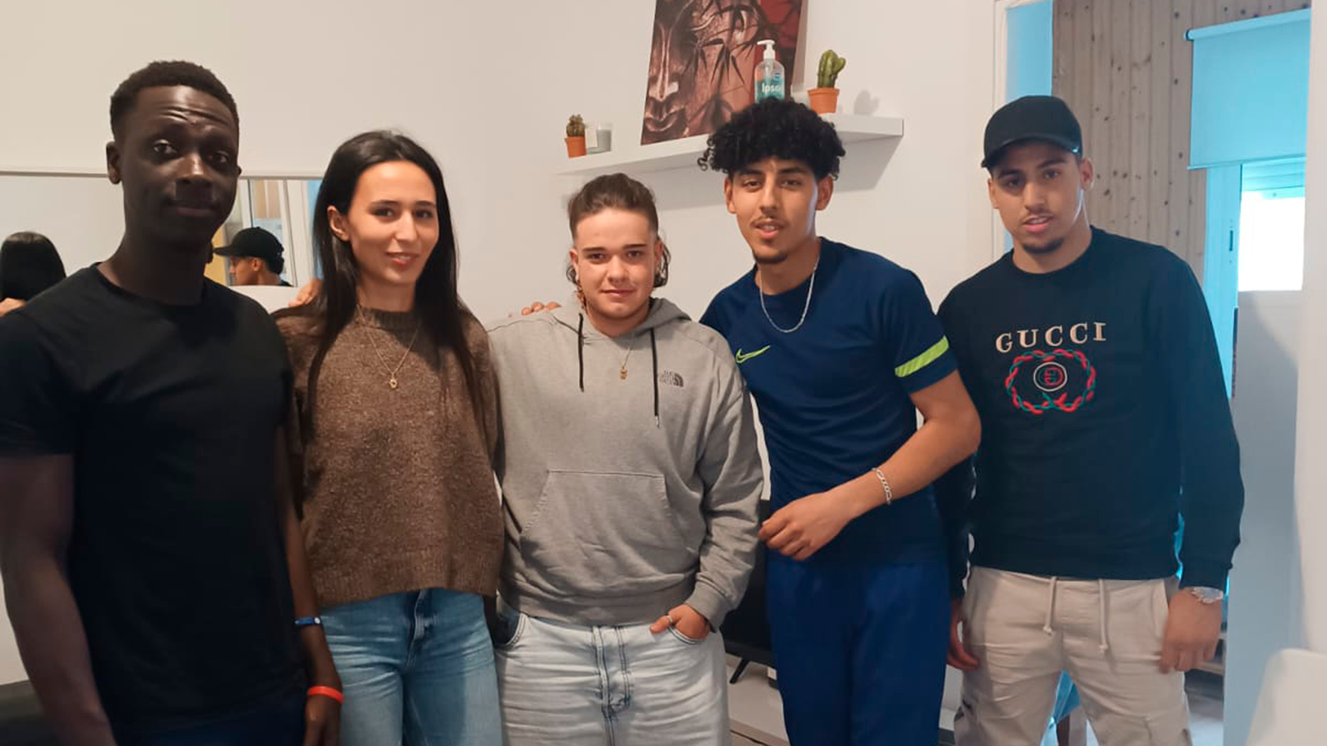 Un grupo de jóvenes extutelados posan junto al equipo dinamizador del proyecto Entre Joves.