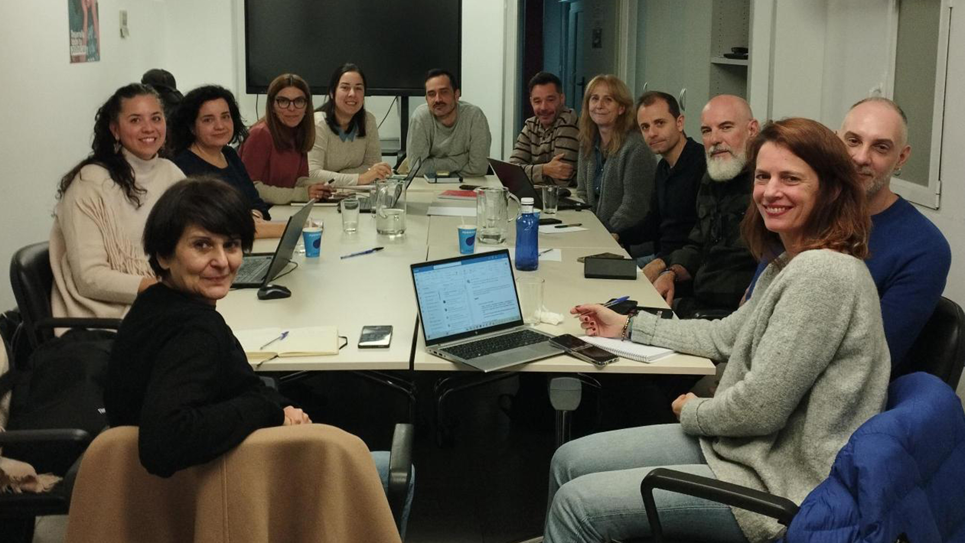 Miembros de la Comisión Territorial de Madrid, integrada por FEPA y 8 entidades federadas, reunidos alrededor de una mesa y mirando a cámara.