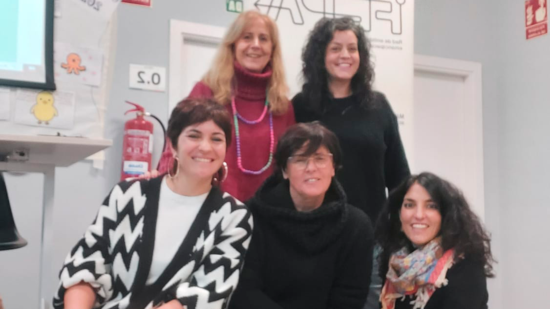 Posado de las representantes de las entidades federadas a FEPA en Castilla-La Mancha junto a la subdirectora, Paloma Garrido.