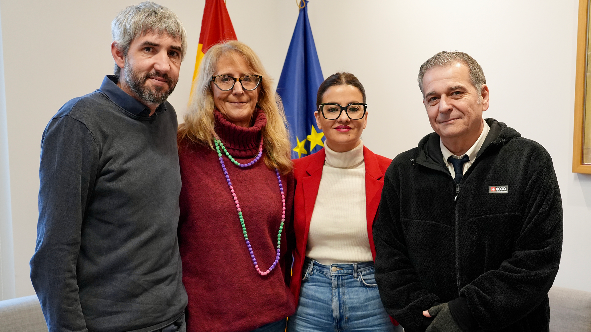 De izquierda a derecha, el director de FEPA, Jordi Sàlvia, la subdirectora, Paloma Garrido, la ministra de Juventud e INfancia, Sira Rego y el presidente de FEPA, Ferra Rodríguez, posan mirando a cámara en el despacho de la ministra.