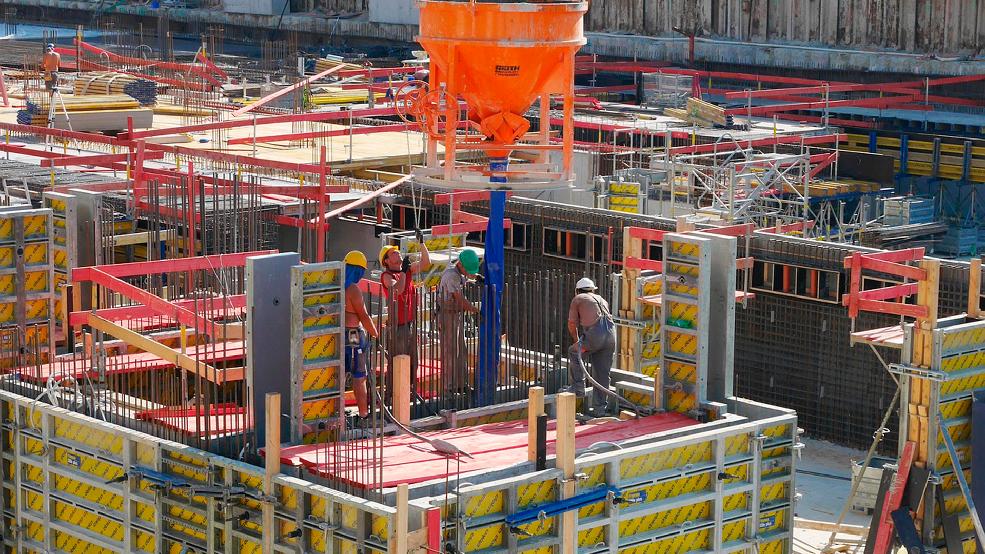 Operarios de la construcción en una obra.