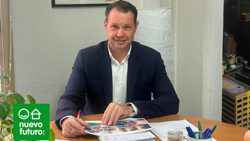 Alfonso Roque, director de Nuevo Futuro Tenerife, en su despacho, sentado, mirando a cámara.