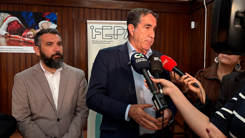 El director de Fundación Canaria Main, Antonio Molina, y el consejero de Bienestar Social, Francisco Candil, atienden a los medios, antes de una jornada organizada por FEPA en la Universidad de La Laguna.
