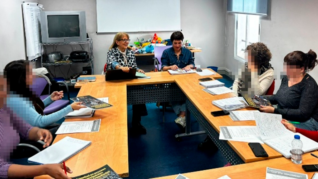 Momento de la reunión en la que se ve a profesionales de FEPA y la Administración pública local sentados alrededor de la mesa.