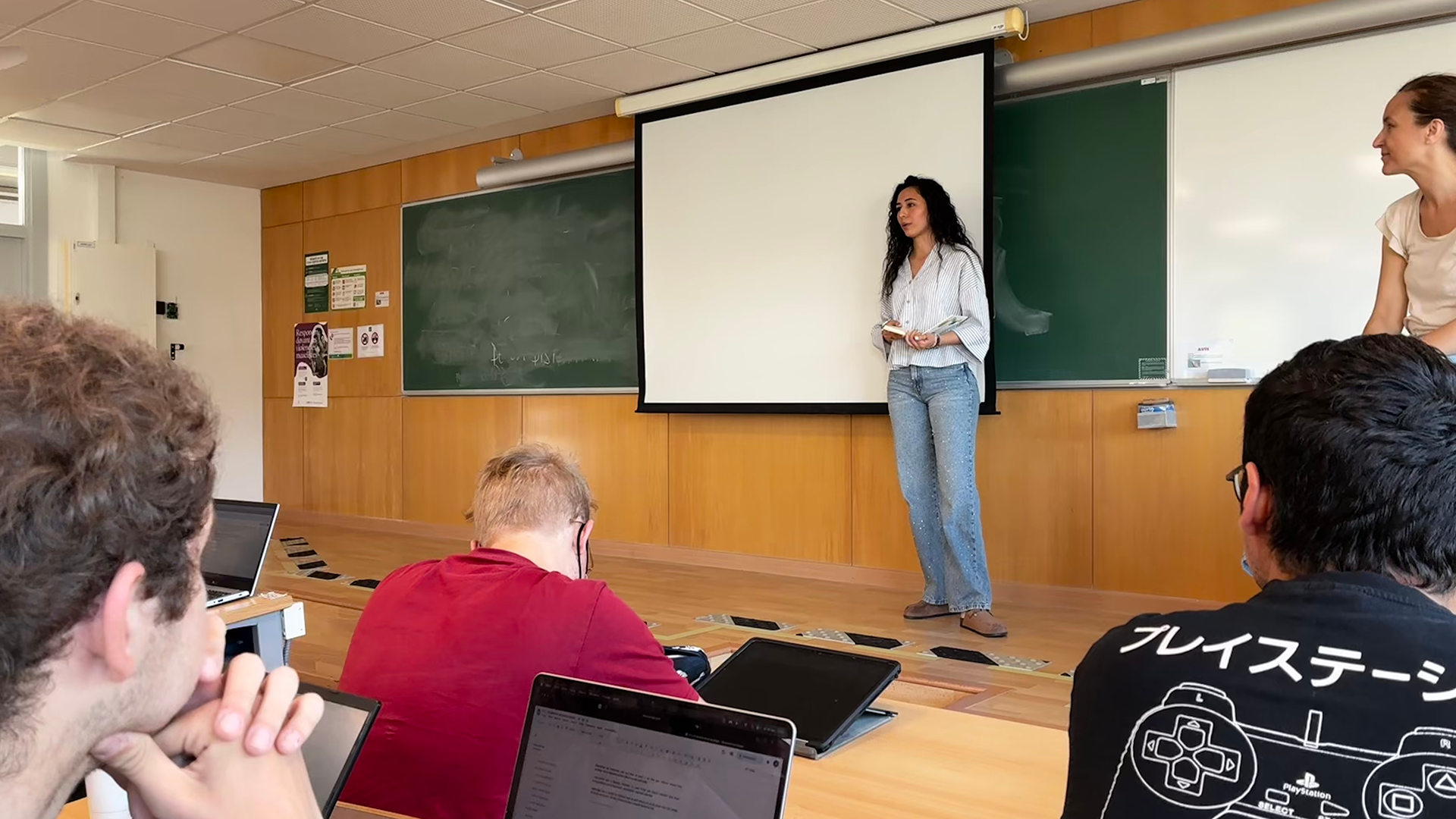 La dinamizadora del proyecto Entre Joves, Romaisa Krima, impartiendo la charla.