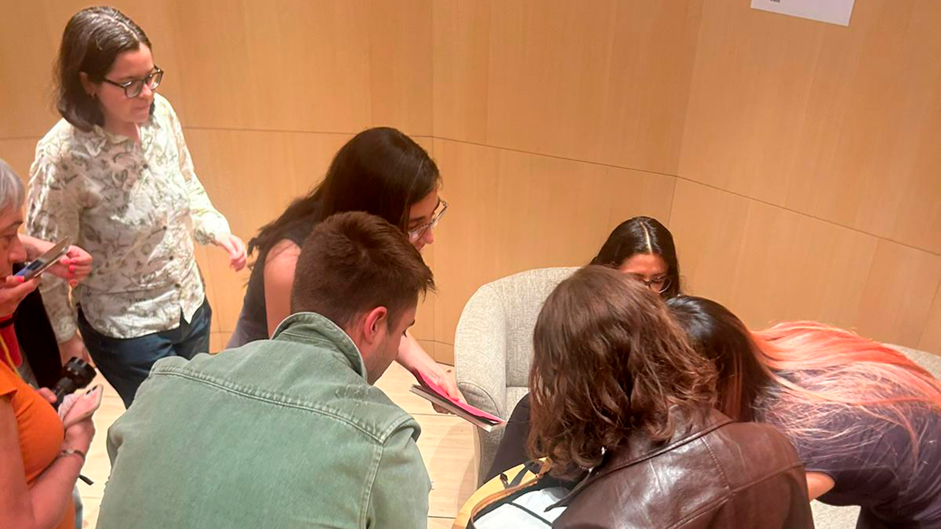 Un grupo de profesionales del Injuve tratan de resolver un enigma del escape room 'Un camino hacia la emancipación'.