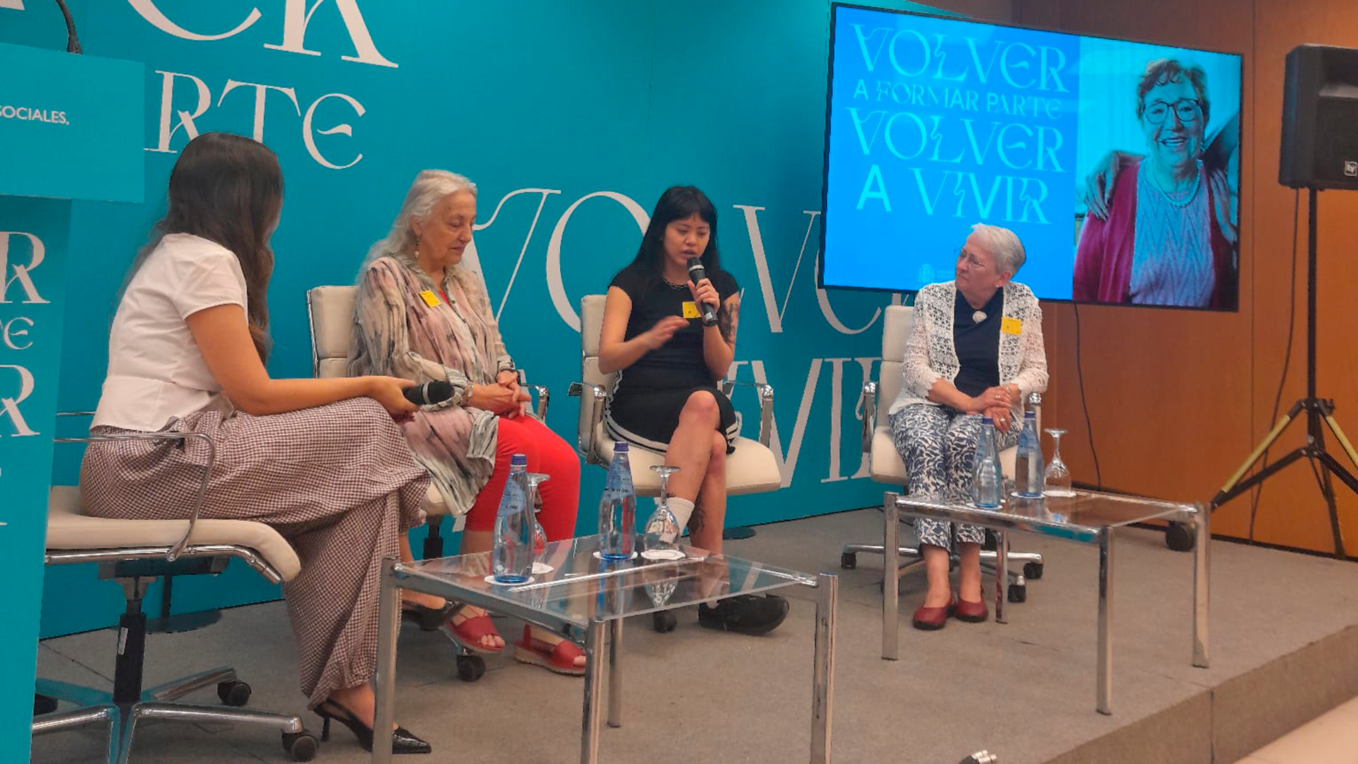 Mika Cilindro, sentada entre las otras dos personas que participaron en la mesa del diálogo de la Estrategia de Soledades.