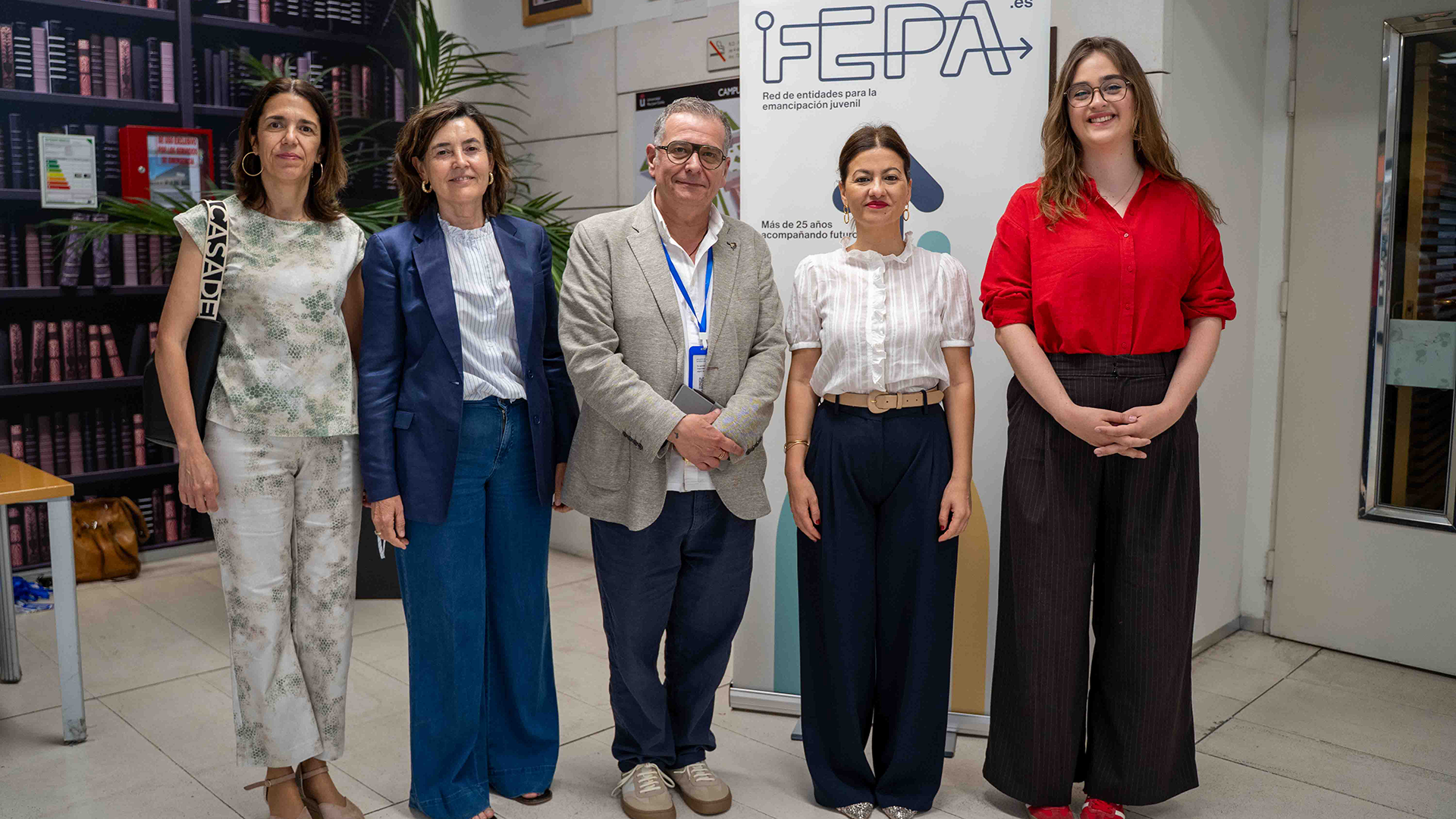 Posado de izda a decha, de la vicepresidenta de FEPA, Ester Muñoz; la vicerrectora de la URJC; el presidente de FEPA, Ferran Rodríguez; la ministra de Juventud e Infancia, Sira Rego y la presidenta del Consejo de la Juventud de España, Andrea Henry.